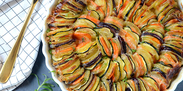 Grøntsagsfadet er dejligt gylden på toppen.