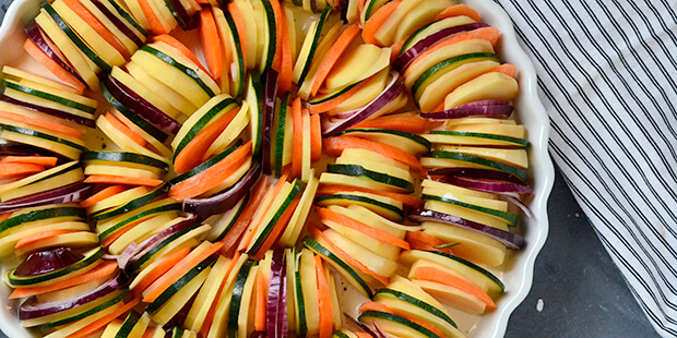 Det fantastiske grøntsagsfad ser så flot ud og bliver dejligt cremet efter bagning.