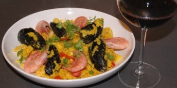 Dejlig paella med et godt glas rødvin til.