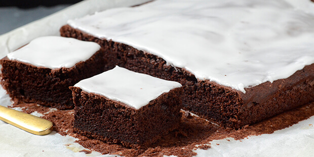 Sådan en chokoladekage med kærnemælk bliver også tit kaldet bondekonens chokoladekage