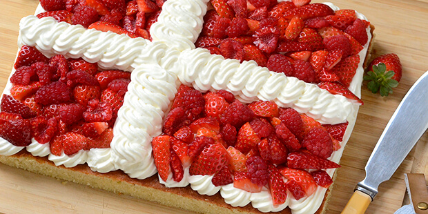 Kombinationen af mazarinbund, flødeskumscreme og friske bær er ikke til at slå.