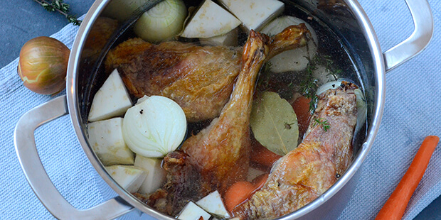 Lårene er brunet af og fonden er klar til at blive kogt