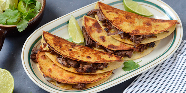 De gyldne birria tacos er proppet med smeltet ost og oksekød