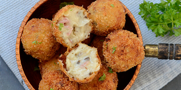 Der er masser af lækker ost og skinke indeni