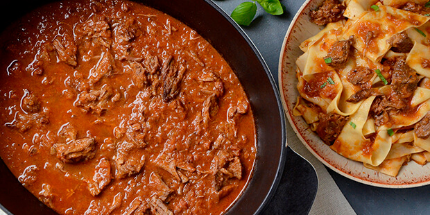 Når man får serveret sådan en skål dampende varm ragu a la bolognese bliver man simpelthen så lykkelig