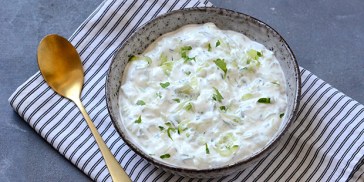 Det er rigtig lækkert at lave sin tzatziki med creme fraiche i stedet for græsk yoghurt.