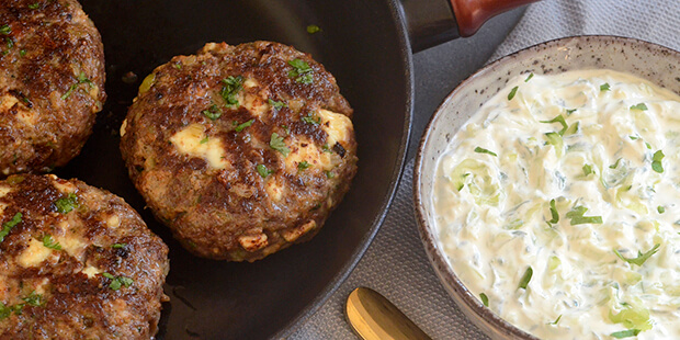 En cremet tzatziki er det perfekte tilbehør til bøfferne