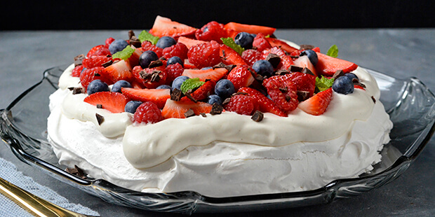 Her marengsbunden toppet med friske frugter og en creme af flødeskum og creme fraiche