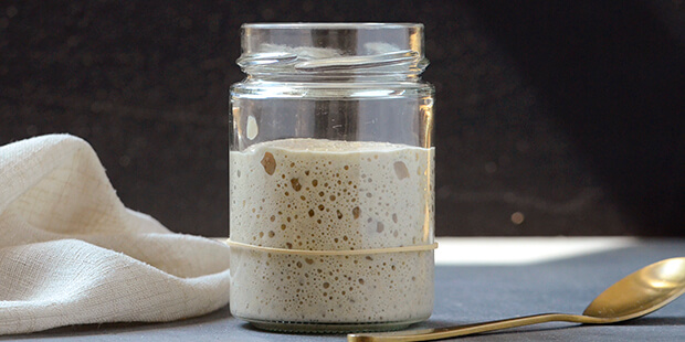 En sprudlende bageklar surdej er klar til at komme i en dej.