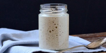 Du kan blive klogere på, hvordan du laver en boblende og frisk surdej