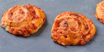 Pizzasneglene bliver simpelthen så svampede og lækre, når de bages med hvedemel.