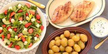 Grillet kylling, jordbærsalat og nye kartofler - det bliver ikke bedre sommermad end det her
