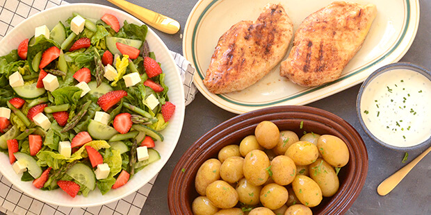 Grillet kylling, jordbærsalat og nye kartofler - det bliver ikke bedre sommermad end det her
