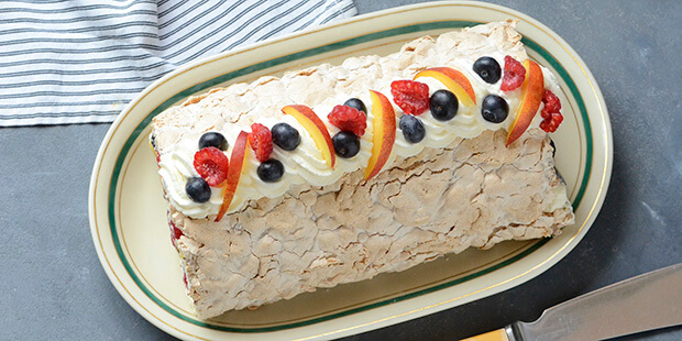 En nøddemarengsbund, der er rullet sammen om det lækreste fyld.