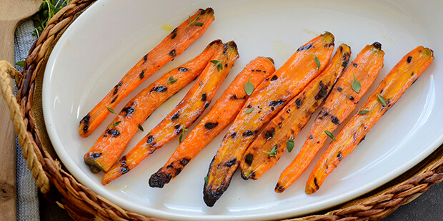 De grillede gulerødder får de flotte grillstriber og masser af smag.