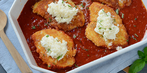 Her har kyllingen fået parmesan og mozzarella ovenpå og er klar til ovnen.