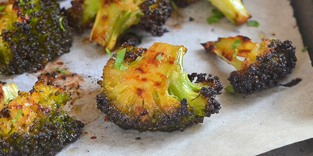 Tilbehøret kommer til at spille hovedrollen, når de her bagte broccolier kommer på bordet.