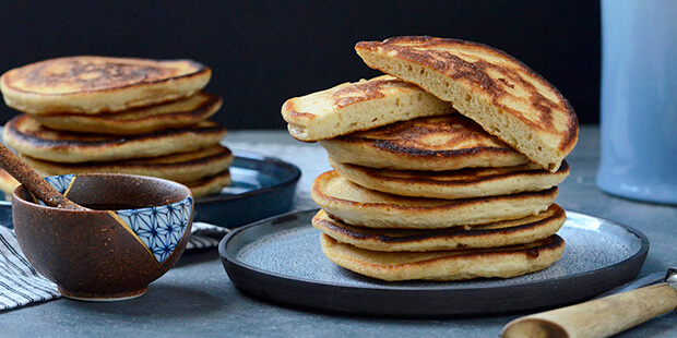 En helt stak luftige pandekager er klar til at blive spist.