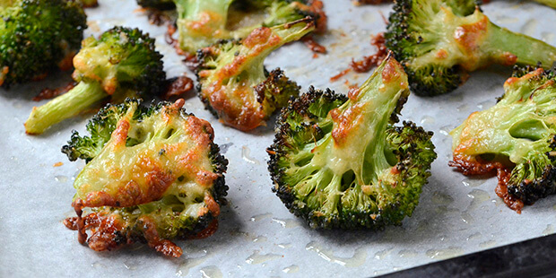 Drys f.eks. mozzarella, parmesan eller anden ost over broccolien inden den kommer i ovnen