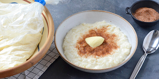 Sådan en skål dampende varm risengrød med kanelsukker og smør er ikke det værste, man kan få serveret.