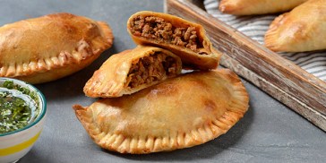 Fyldet i de sprøde empanadas har masser af lækre krydderier i