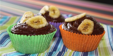 Cupcakes med chokoladefrosting og tørrede bananskiver på toppen