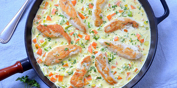 Kyllingen og grøntsagerne sørger for masser af dejlig smag i retten.