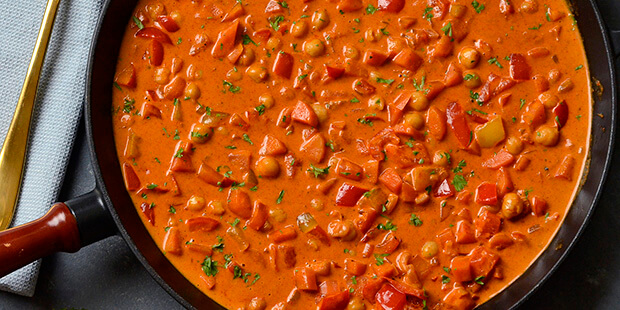 Den cremede paprikasovs binder hele retten sammen.