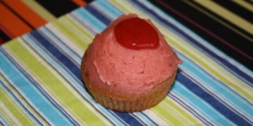 Cupcake pyntet med jordbærfrosting.