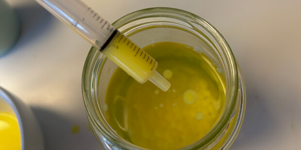 Citronperlerne dryppes ned i olien med en lille sprøjte