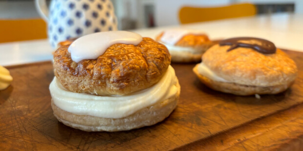 Dobbelt lag butterdej til venstre og enkelt lag til højre