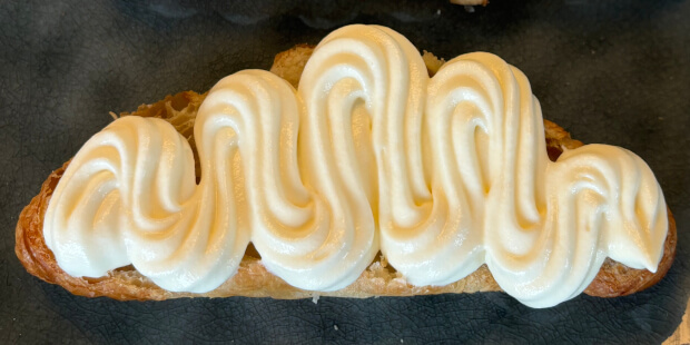 Croissant fastelavnsbolle med creme