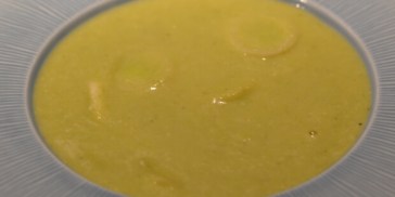 Cremet kartoffel porre suppe uden fløde.