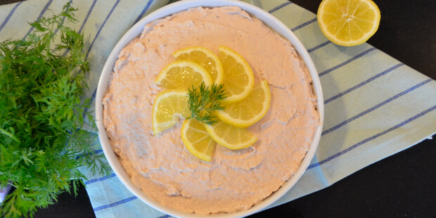 Tunmousse uden husblas pyntet med citron og dild.