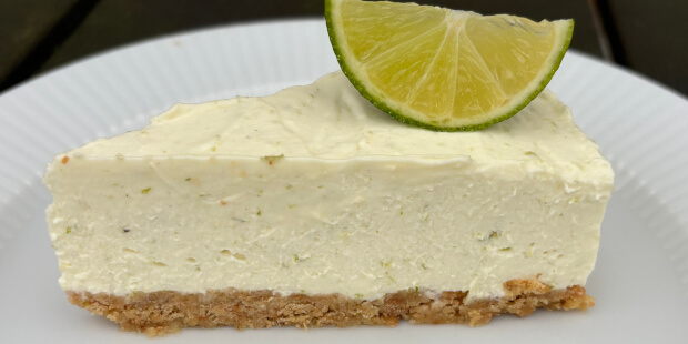 Et stykke kage med limebåd på toppen.