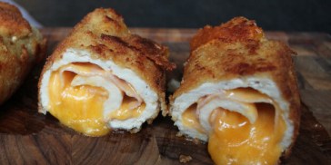 Paneret kylling Cordon Bleu med skinke og smeltet ost.