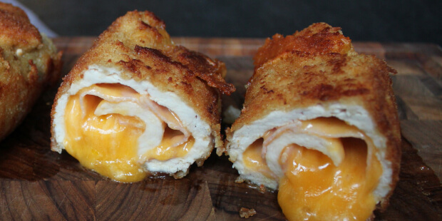 Paneret kylling Cordon Bleu med skinke og smeltet ost.