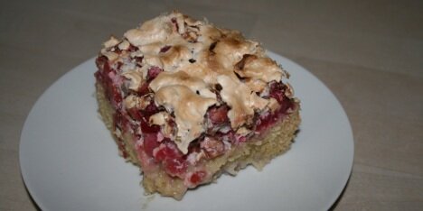 Her er den så - rabarberkagen med den sandkage-agtige bund, de bløde rabarber og det sprøde marengslåg.