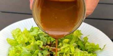 Balsamico vinaigrette hældes over salat