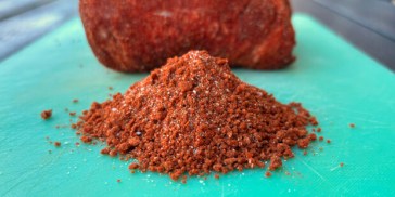 En lille bunke dry rub til pulled pork.