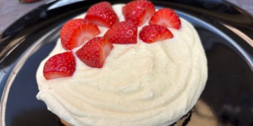 Jordbærtærte med et tykt lag creme.