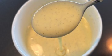 En skefuld cremet hvid chokoladesovs