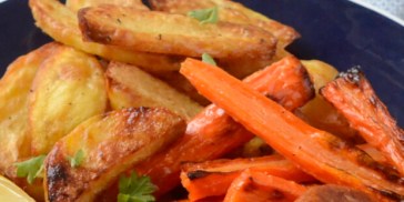 Skål med kartofler og gulerødder der er bagt i airfryer.