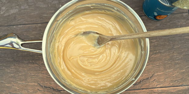 Gryde med karamel af kondenseret mælk kogt uden dåse.