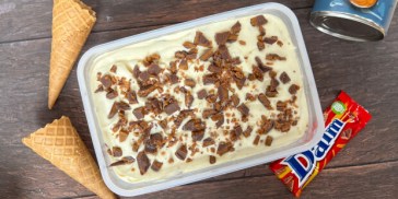 Hjemmelavet is med hakket Daim og kondenseret mælk