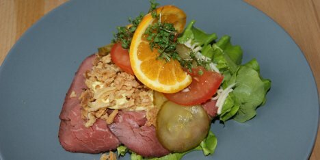 Smørrebrød med roastbeef anrettet som beskrevet i opskriften.