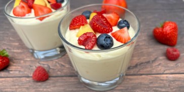 Dessert med kondenseret mælk og frugt på toppen.