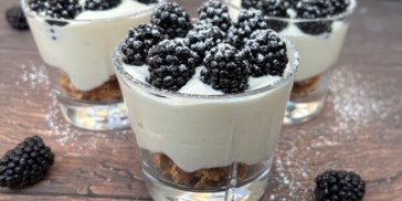 Nem trifli dessert med brombær i glas.