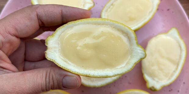 Hurtig citron dessert serveret i citronskal