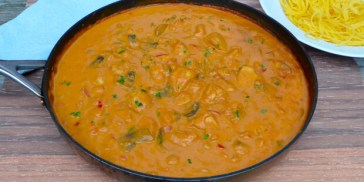 Sund gryderet med kylling og grøntsager i lækker sovs